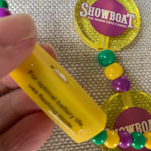 Mardi Gras Showboat New Orleans Party Beads Light up plus… - Picture 2 of 6